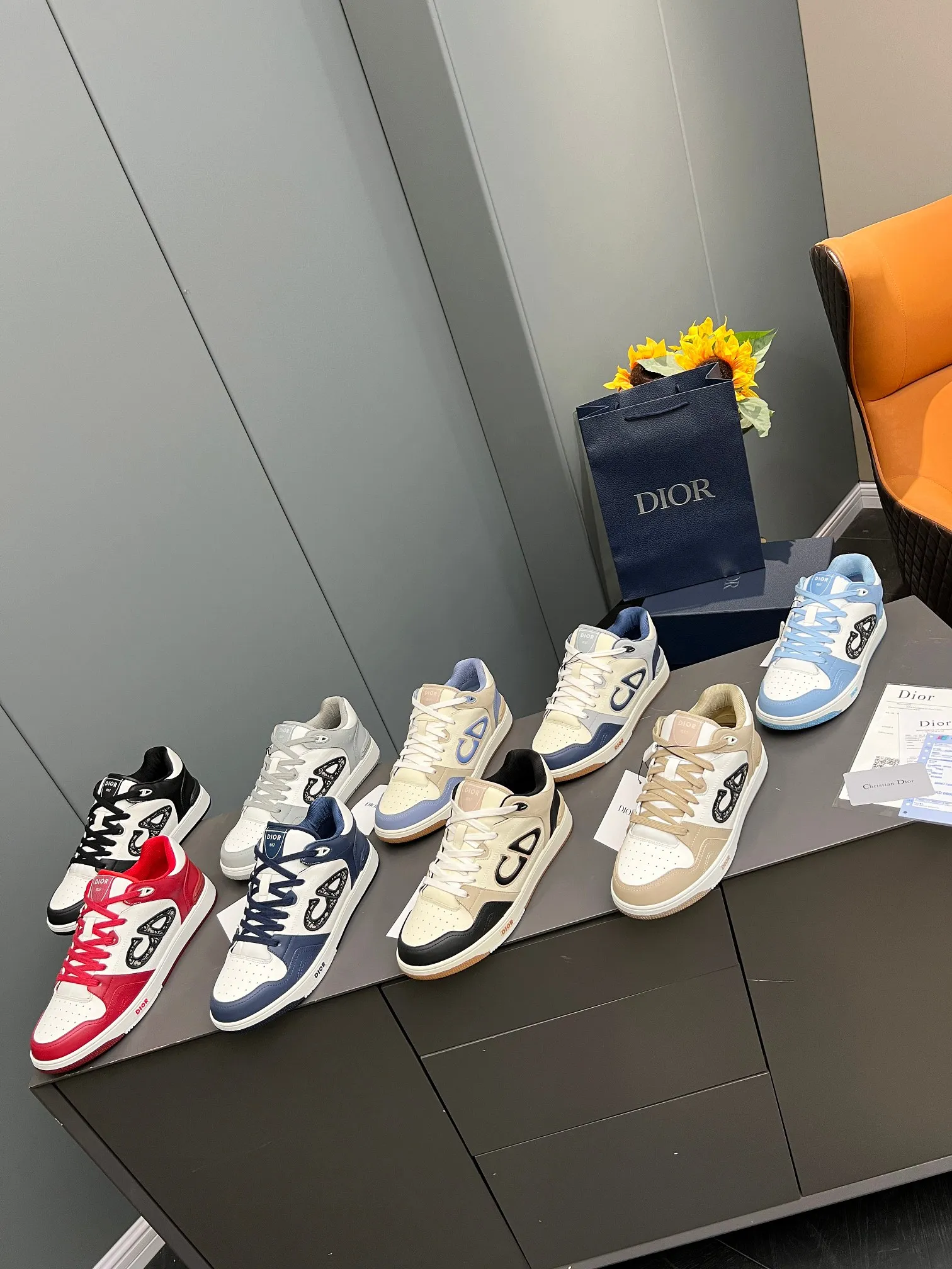 Men's Men's Shoes 💰600 Dior DiorB57 top version of low-top sneakers! ! ! Navy blue with beige smooth first-layer cowhide, fully oiled edges, T men's shoes 💰U outsole.  The 2024 autumn men's wear series has made a wonderful debut, a new classic item launched by Dior. Crafted from smooth first-grain cow leather in navy blue and beige, it's accented by a large leather heat-stamped CD logo on the sides. The distinctive laces of the same color match the color of the shoe body, and the opening and closing are decorated with various classic details on the tongue, sole and back side to enhance the style. The eyelet details, upper stitching and heel strip panels of the same color highlight the dynamic charm of its sports style. Exclusive two-color molded T men's shoes 💰U outsole is light, comfortable, non-slip and wear-resistant, the mesh lining and feet are customized with original colors, soft and breathable. Exquisite production technology highlights the grade, and can be matched with all kinds of clothing to create a refined look.